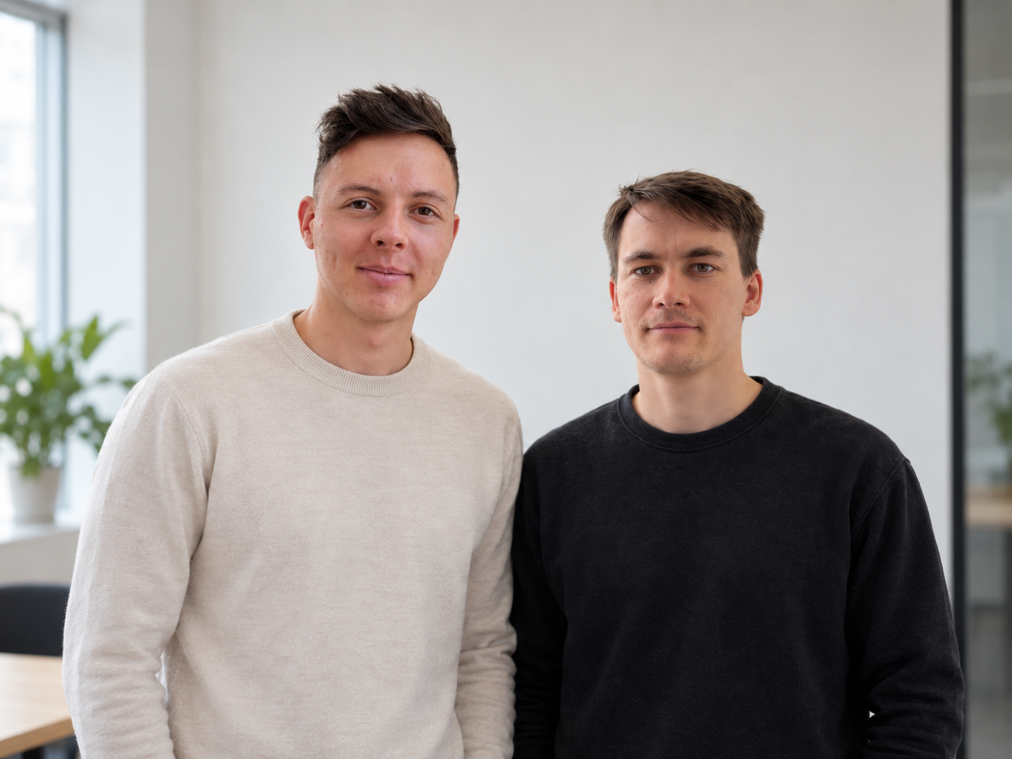 Thomas Prantl und Lukas Hamisch gemeinsam im Büro